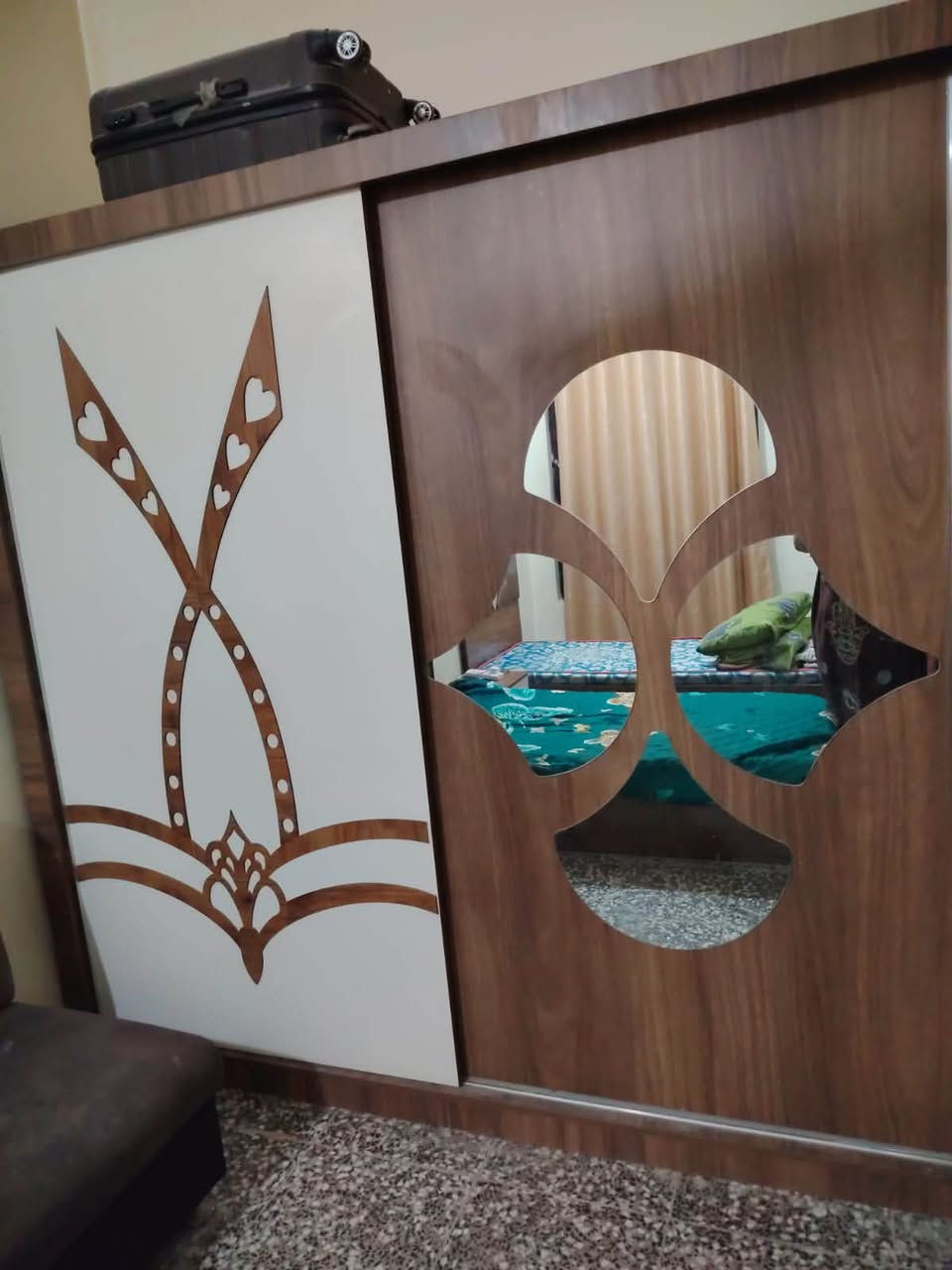 ️ غرفة نوم للبيع بحالة جيدة جداً
غرفة نوم كاملة بتصميم أنيق ولون خشبي مميز 🤎
تتكون من:
• تختين مع رؤوس سرير
• كوميدينات
• تسريحة مع مراية
• دولاب ملابس كبير
• تصميم عملي وأنيق

مناسبة جداً لغرف النوم أو الشباب.

📌 الحالة: مستعملة ونظيفة
💰 السعر: [450 بيه مجال ]
📍 الموقع: [بغداد السكان

للجادين فقط، للتواصل: [***********
