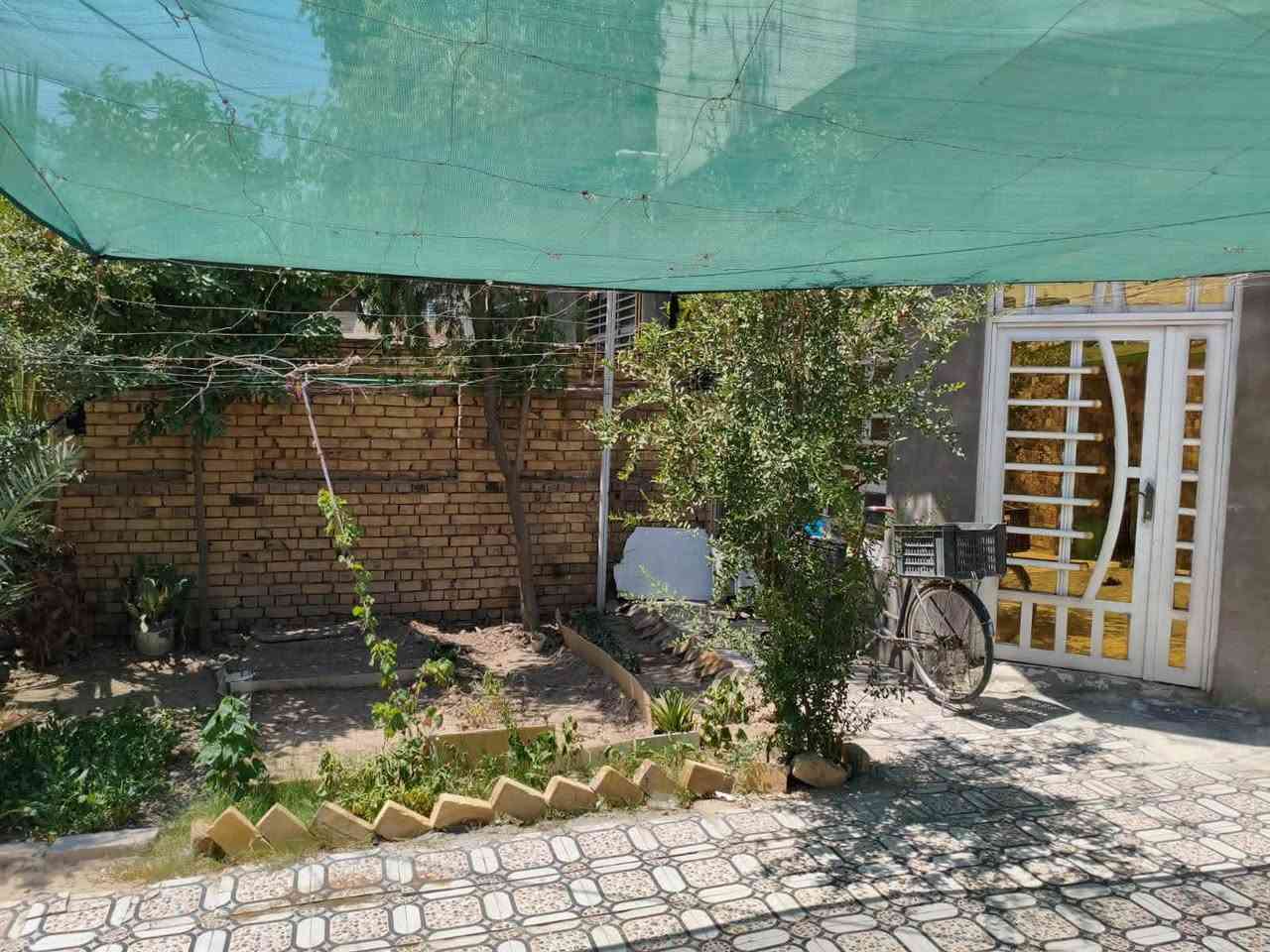 دار للبيع طابقين مساحته حوالي 250متر ع طريق المعاره يم حسنيه مال العويسات يبعد عن شارع العام 50متر بناء طابوك وصب كونكريت متكون من 
غرفة نوم عدد 2، 4*5
صاله 4*9
مطبخ 4*5
استقبال 4*8
مجمع صحيات دخليه خارجيه 
طابق ثاني غرفه نوم واحده مطبخ وصاله مجمع صحيات فوك 
سعرها 78 وبيها مجال 
اي استفسار اتصل على الرقم التالي 
***********
