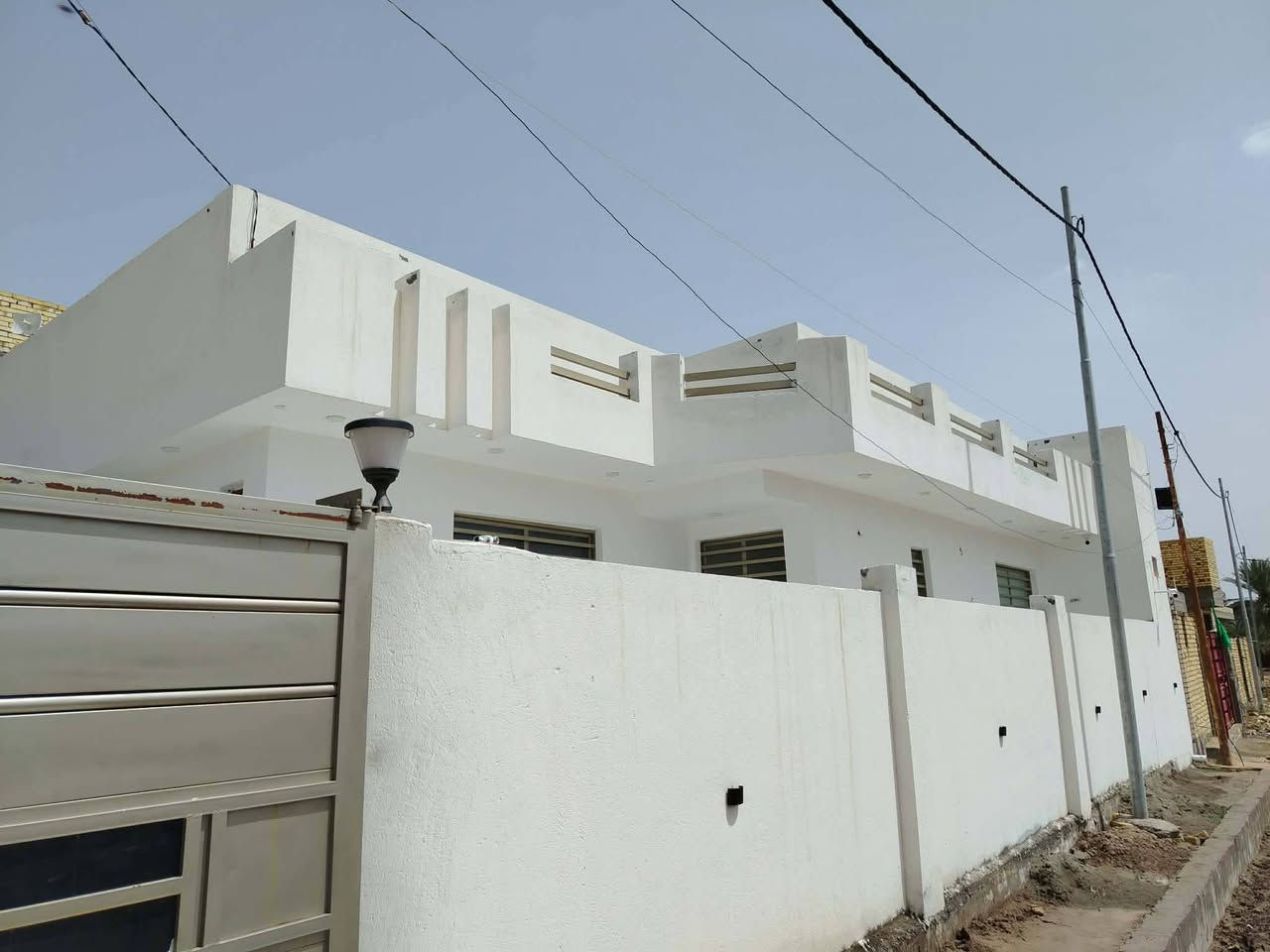 بناء جديد اقل السنة بيع مستعجل بسبب الضروف 
@الجميع السعر 150

نص مكتوب في الصور:
- بيت للبيع المساحه الكليه 300 م مساحه البناء تقريبا 190 م الواجهه 20 م النزال 15 م عرض الشارع الفرعي 7 م الشارع التبليط 14 م ثاني بيت على الشارع التبليط يتكون البيت من مدخل 2.5 م × 1.5 م استقبال 6.5 م × 4 م صاله كبيره على شكل حرف T تقريبا 9 م × 4 م عدد الغرف 2 وحده نظام الأبواب خشب تركي درجه اولى سويت 4.5 م × 4.5 م حمام داخلي وخارجي حديقه جانبيه 10 م × 4 م السطح شتايكر أربيل السقف كونكريت مسلح نظام كامرات مراقبه نظام الكهرباء والماء والمرازيب والنت كلها دفن ارضيه سيراميك درجه اولى