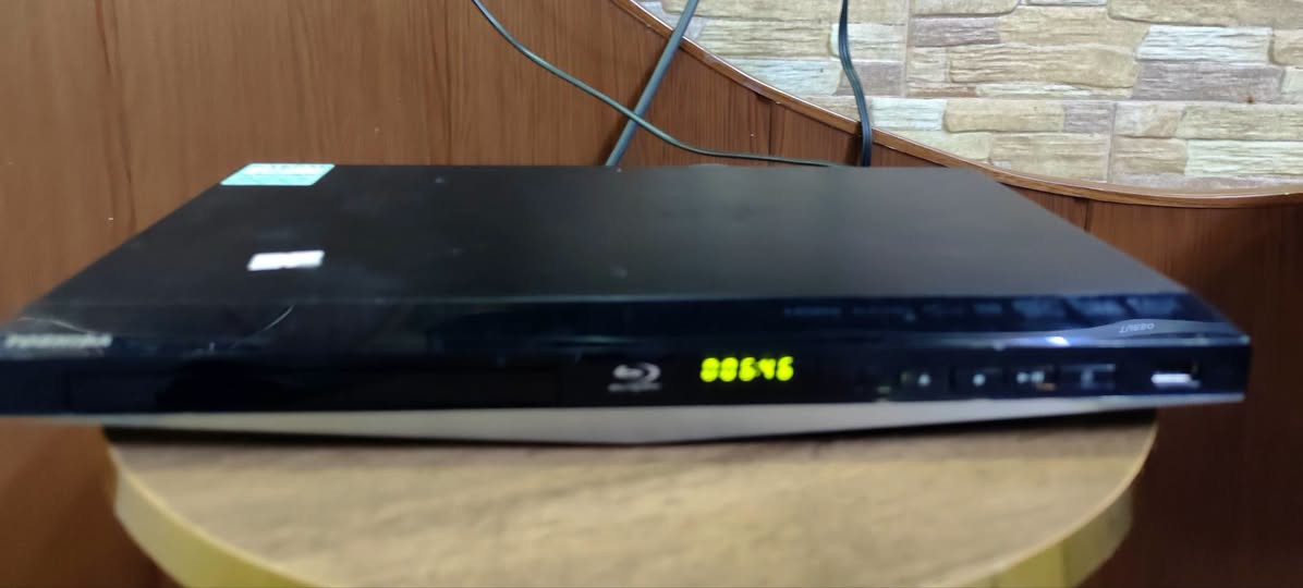 مشغل بلوراي • HDMI • USB