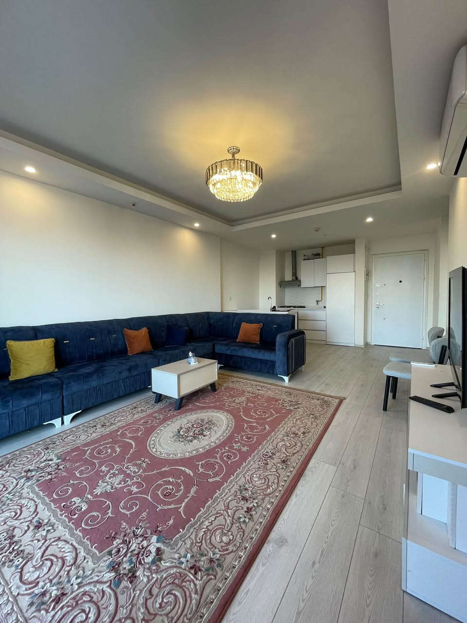 🏠 شقة للبيع في رونا تاور (Rona Tower)
فرصة ذهبية للاستثمار أو السكن في واحد من أحدث وأرقى المشاريع المعمارية في أربيل!
مواصفات الشقة:
 النوع: غرفة نوم وصالة (1+1)
 المساحة: 79 متر مربع
 التصميم: عصري ومستغل بشكل ممتاز لتوفير أعلى درجات الراحة
 المميزات: إضاءة طبيعية ممتازة وتشطيبات عالية الجودة
خدمات البرج:
 نظام حراسة وكاميرات مراقبة على مدار 24 ساعة
 موقف سيارات خاص (باركينج)
 مصاعد حديثة وسريعة
 موقع مميز وقريب من جميع الخدمات الأساسية
الموقع: أربيل - طريق كركوك

📞 للمزيد من التفاصيل والاستفسار:
رقم الهاتف: ***********
واتساب / فايبر: ***********
