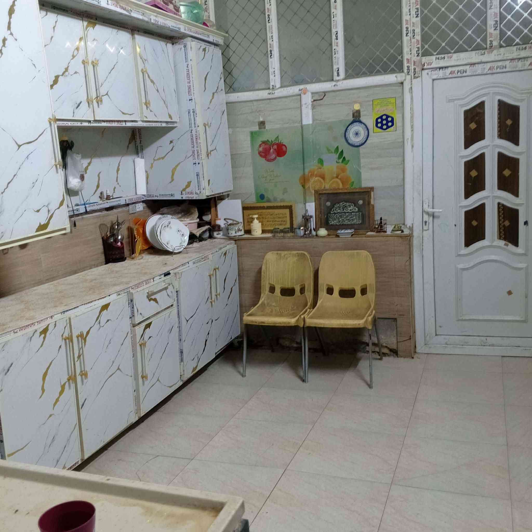 بيت في التقية الثالثه خلف مطعم بغداد البانزين خانه مساحة الدار ١٥٠ متر سند ٢٥ مرقم بلدية ومسلم معامله يحتوي البيت على غرفة نوم وصاله وبراني ومنور وصحيات داخليه وخارجيه بناء البيت طابوك والاساس والسقف كونكريت لمعرفة السعر الاتصال على الرقم ***********

