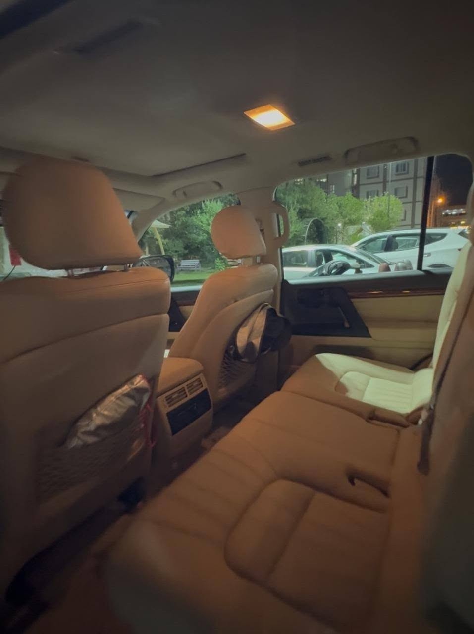 سيارة تويوتا لاندكروز GX R جكسار ثمانيه سلندر 8V  موديل 2014  بريمي فول مواصفات
السيارة ابيض صدفي رقم بغداد مشروع وطني ( باسمي ) تحويل مباشر
  
السياره نظيفة وجاهزة من كلشي تخم تايرات جديده ومكان السيارة مجمع الجوهرة السكني 

والجاد بالشراء يتفضل  يتصل ***********
 بي واتساب وبالخير مقدما الي ياخذها 

كفاله عامه فقط الضرر الموجود في الصورة 
معمر وكامل 

المواصفات : 

١- جكسار GX R  بريمي لون السيارة ابيض صدفي

٢-  المحرك ٨ سلندر حجم ٤٧٠٠  المرغوب

٣- بصمة تشغيل عن بعد 

٤- بصمة فتح وغلق الابواب

٥- كراسي جلد - دوشمة ٢٠٢٥

٦- فتحة بالسقف

٧- فور ويل

٨- مقعد السائق كهرباء ٣ دكم

٩- تحكم ستيرن

١٠- كامرة اماميه وخلفيه

١١- حساسات امامي وخلفي

١٢- لدات

١٣- زنون بلادي

١٤-اشارة ترحيب 

١٥- المراية الجانبيه تقلب للاسفل مع الرجوع للخلف

١٦- ثلاجة

١٧- زراكات

١٨- طفايه
