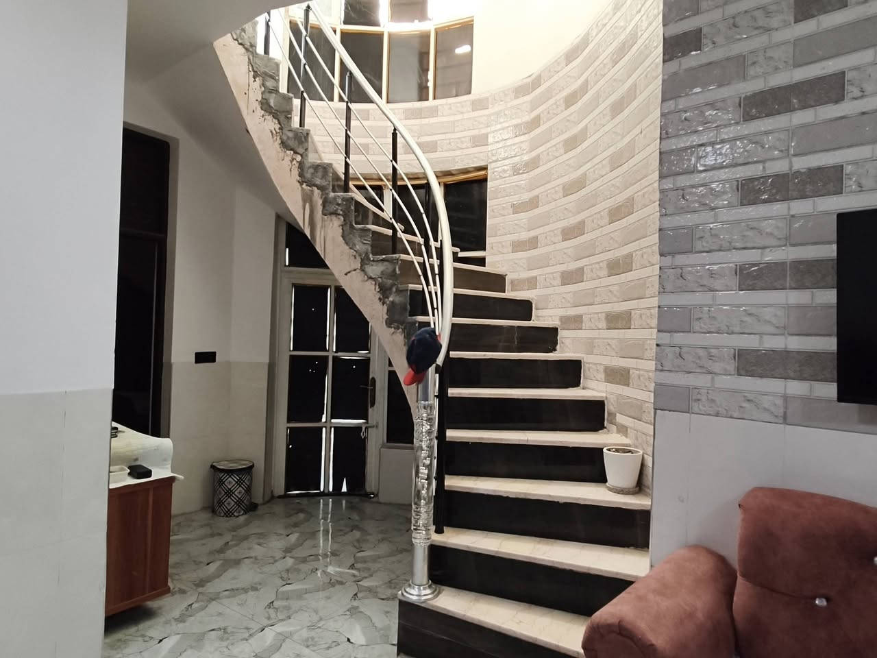 بيت للبيع حله زوير شارع مخبز علوش مساحه ٣٨٥ متر يتكون من استقبال ومطبخ وهول وغرفتين نوم ومجمعات صحيه داخل وخارج وحديثه وكراج كبير ثاني فرع عن الشط السعر ٢٠٠ بي مجال ***********
