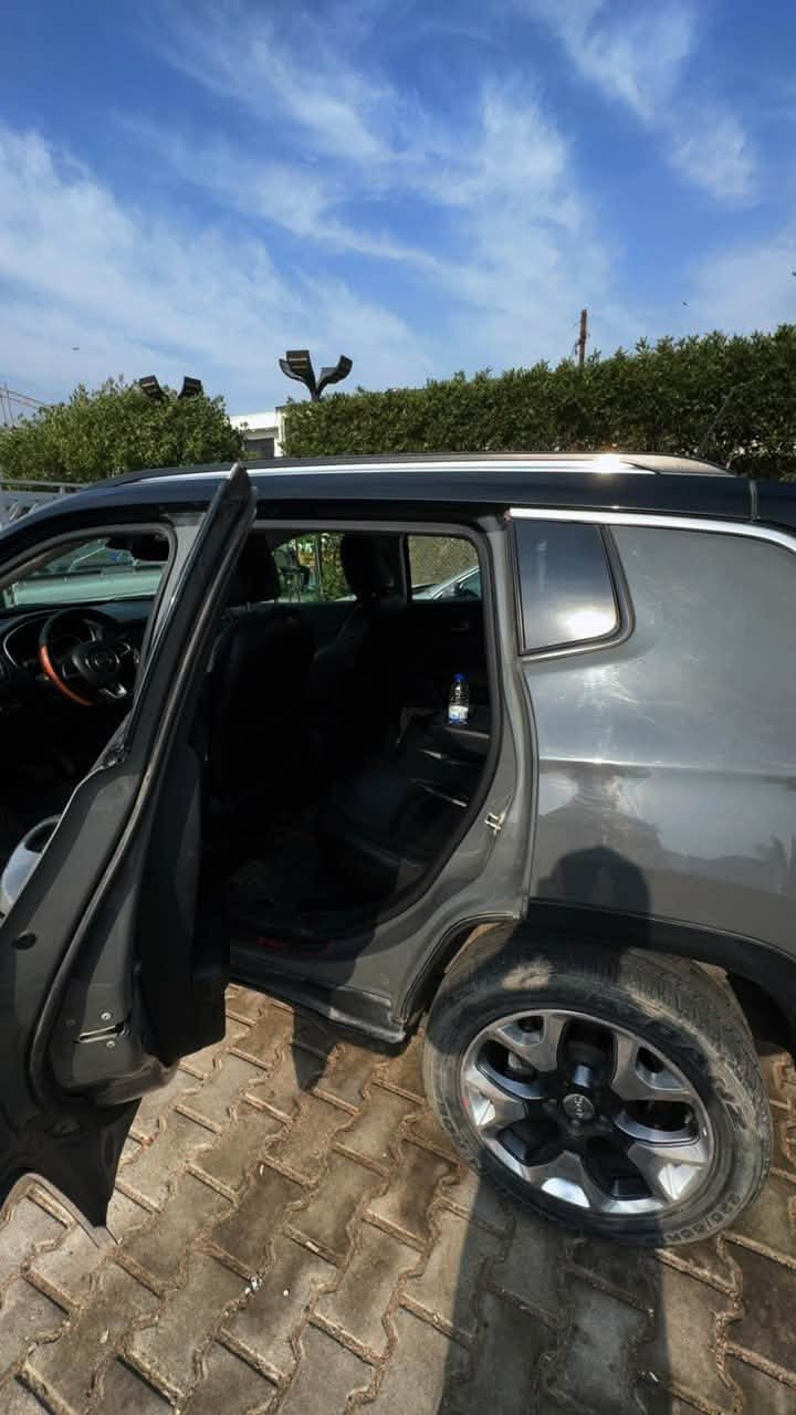 جيب كومباس (Jeep Compass) موديل 2020 - فئة Limited
السيارة بحالة ممتازة جداً ونظيفه، ومواصفات عالية (بدون فتحة سقف / سلايد روف).
🔹 المواصفات والتفاصيل:
 الموديل: 2020
 الفئة: Limited
 
 المحرك: (2.4L) تيبرو
 العداد (الماشية): (67 الف كيلو)
  بيها الجاملغ اليمنى  تبديل الباقي كلين
 الرقم بغداد
✨ المميزات:
 شاشة كبيرة مع نظام أبل كاربلاي وأندرويد أوتو
 كاميرا خلفية 
 كشنات جلد كهربائية مع تدفئة
 تكييف ثنائي المنطقة (Dual Zone)
 تحكم استيرن كامل ومثبت سرعتة
 بصمة تشغيل وبصمة أبواب
 إضاءة LED نهارية 
 الدعاميات والرنجات المميزة الخاصة بفئة الليمتد
💰 السعر: ( 163 ورقة وبيها مجال بسيط)
📍 مكان السيارة: بغداد
📞 للاتصال أو الاستفسار 
***********
***********
