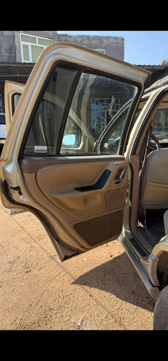 جيب كراند شيروكي موديل 2000 ..
باسمي سنويه ل2031 وهزه قبل كم يوم .. 

رقم انكليزي الجديد .. 

سيارة 🚗 جاهزه كير محرك حداديه كهربائيات طخم تايرات جدد مابيها نقص . محرك فيفيتي 3000 .. التبريد شغال ومن يومين صار بيه ليك .. 
لايت زنون عالي ناصي .. 
شاشة عريضه وسستم صوت شادهن بورقتين .  

السعر 47 قفل ..
تفاصيل اكثر 
***********
