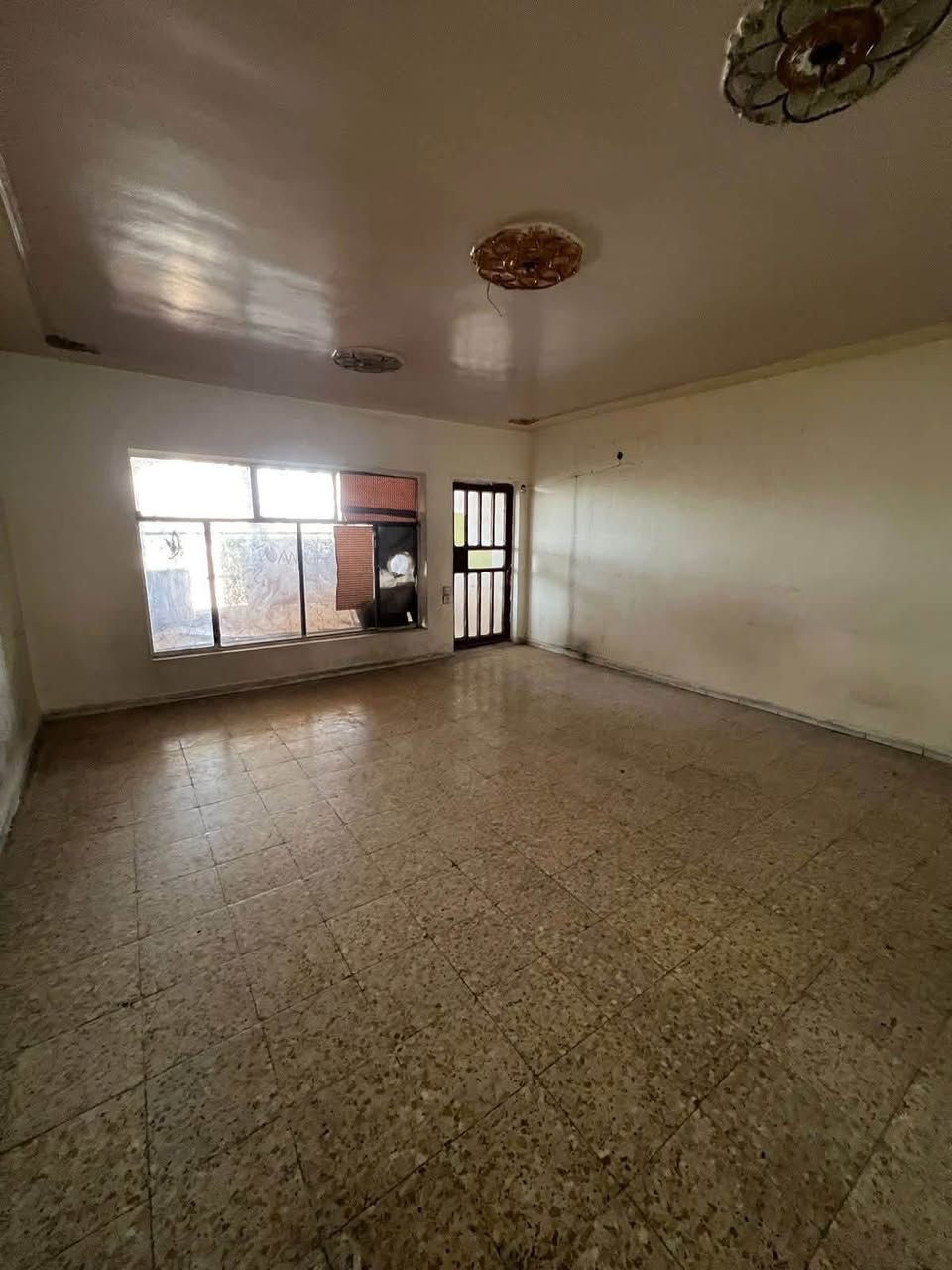 دار تجاري او سكني في السيدية
📍موقع السيدية شارع المدارس شارع 15

يحتوي على كراج كبير صالة كبيرة وغرفتين

الايجار مليون وربع

للاستفسار والتواصل 

***********
