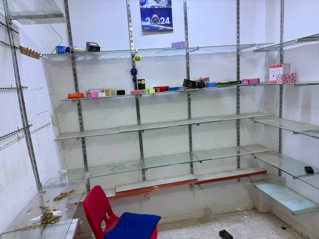 جام خانه مع رفوف مع عارضة مناظر للبيع
اتصل ع رقم ***********
