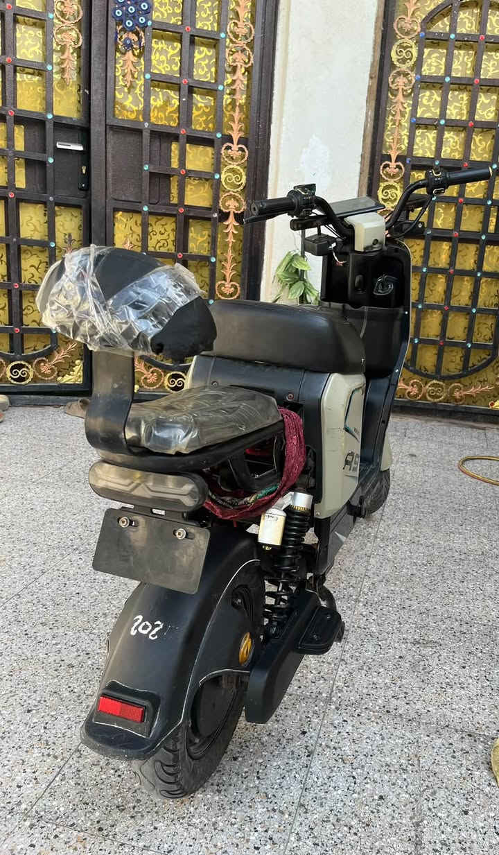 > *للبيع R9 كهربائية - WINLEE*
> اللون بيجي - نظيفة جداً
> بطاريات جديدة توها مبدلة
> شاشة ديجيتال كبيرة - شحن يطول
> اشارات LED - لايت زينون
> دراجة حلوة ونظيفة مال بيت
> مكانها: البصرة
> السعر: 400وبيها مجال
> للتواصل: ***********
