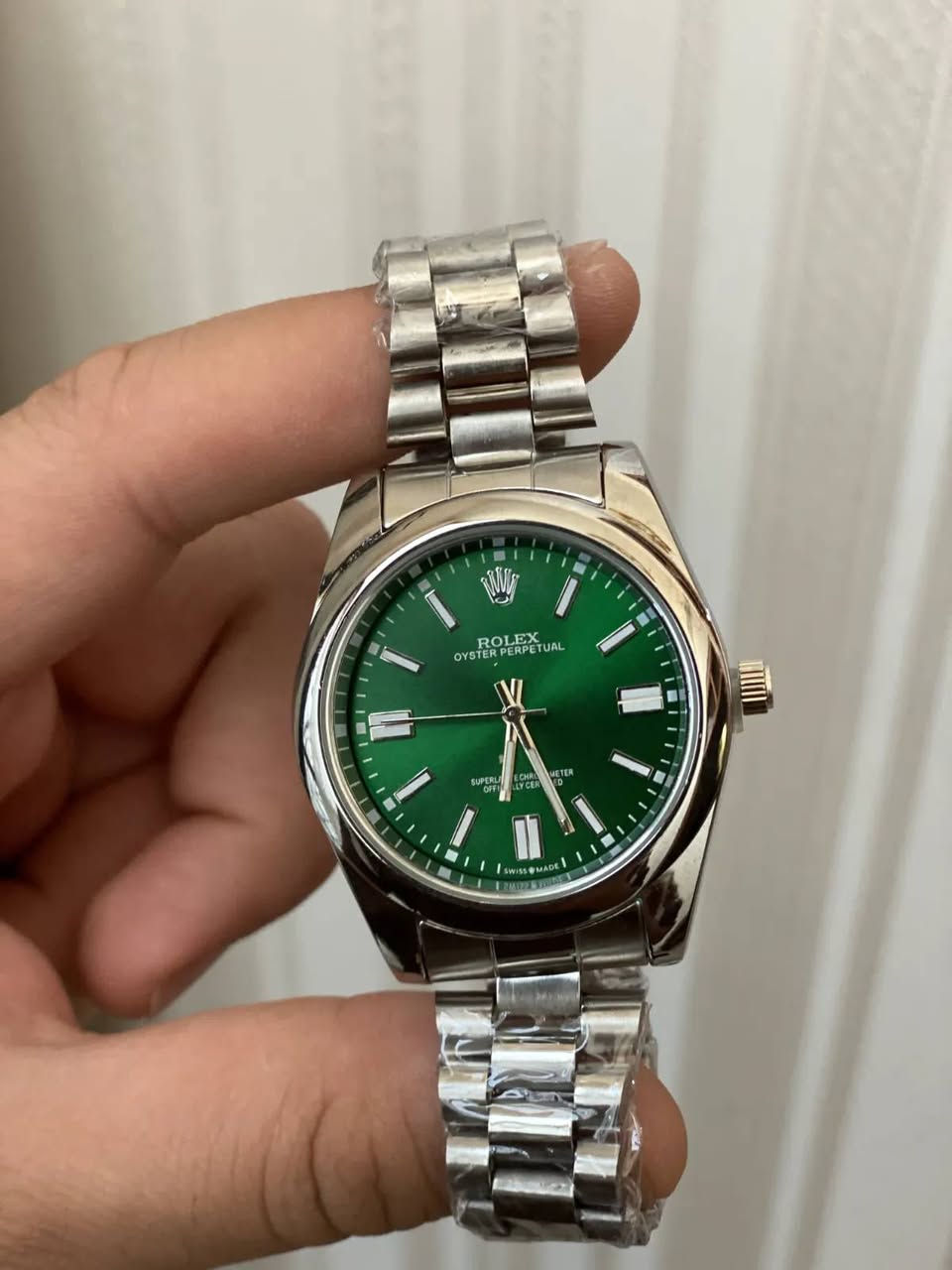 رولكس ROLEX كلاسيك
ساعة رجالية بتصميم كلاسيكي، وسوار معدني بلون فضي وإطار دائري ناعم. مينا بسيط بمؤشرات واضحة يكمّل الإطلالات اليومية والرسمية.
ألوان المينا المتوفرة: أزرق، أسود، فضي فاتح، وأخضر. لون السوار فضي في جميع الخيارات.
للطلب والاستفسار يرجى مراسلتنا واتساب ‏‪***********‬‏
