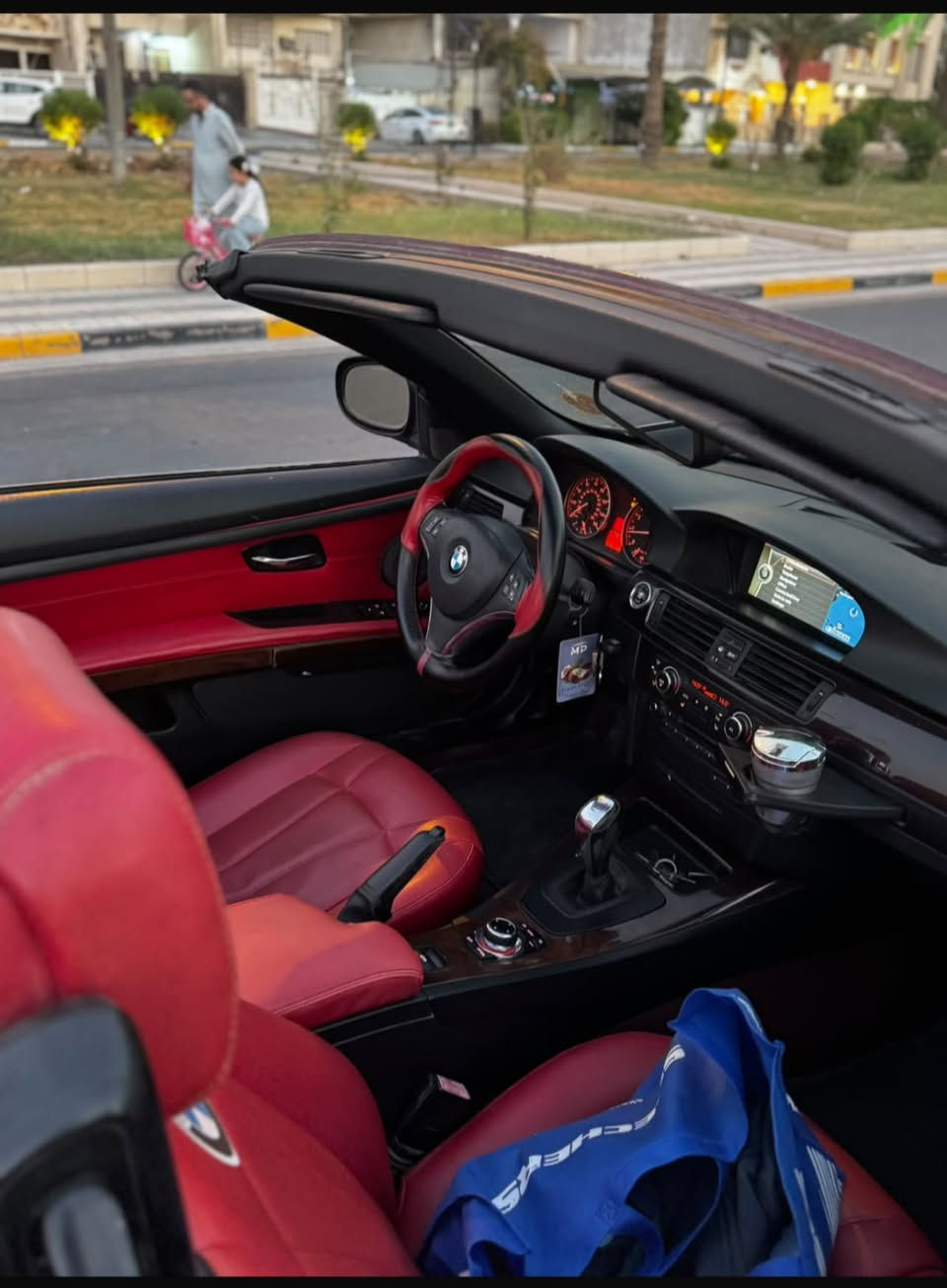 BMW E93 2012. فول. موصفات
السيارة جديدة بمعنة الكلمة  ماشية 91 مايل مابية نقص. كاملة للخير 
السيارة صبغتهة عام. اثر جراد  وعدي. الصور  قبل لتنصبغ 
موصفات السيارة 

محرك السيارة N52 نوزل قصير شرط. مكينة وكير كفالة  

1 تحكمات كهربائية الكشات + خزن ميموري 

تتفئة استيرن

قطعتين تبريدvib منفصل 

داخلهة صاج ملكي  

انارة محيطيه داخل الغرفة بلادية 

كلوبات السيارة فيس لفت يعني.  تفر استيرنك علة اليمنة او يسرة يفتر الكلوب. وياك 

السيارة بصمت ابواب. +ترحيب. ابواب انارة LED 

بصمة  تشغيل  

8سماعات صوت حتة بل الكاعية بيهة سماعات

كشف حديد طبقات يعني. متميز بينة وبين القمارة  

ماطور كشف جديد ادامة كاملة 

تخم تاير جديد كارتونة

نقص. السيارة. 

1 بوليش. 

2 بك لايت  يرادلة ترتيب.  

لتواصل ***********

السعر السيارة 120بيهة مجال تحويل مباشر
