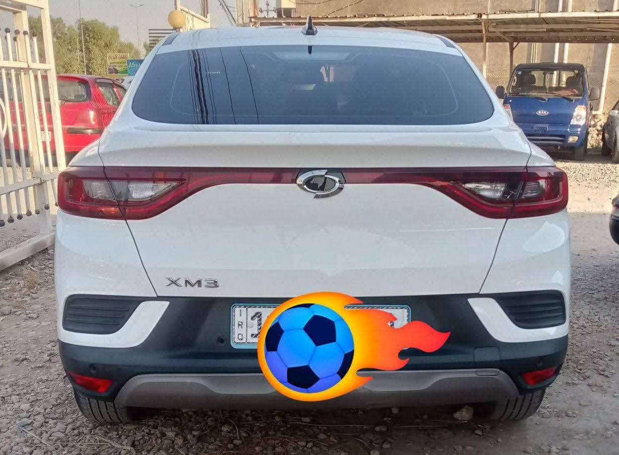للبيع: رينو سامسونج XM3 موديل 2023 كوري (فل مواصفات)
السيارة تتميز بتصميم رياضي عصري (كوبيه-اس يو في) ومجهزة بأحدث تقنيات السلامة والرفاهية.
⚙️ المواصفات الميكانيكية والأداء:
المحرك: 1600(اقتصادي وعملي).
الممشى: 50 قابل الزياده 
ناقل الحركة: أوتوماتيك مع شفتات بالستيرن للتحكم اليدوي.
نظام الكبح: سايد بريك كهربائي (Electronic Parking Brake).
💡 الإضاءة والتصميم الخارجي:
الإضاءة الأمامية: Full LED زينون لتوضيح عالي.
الإضاءة الخلفية: LED بتصميم متصل وأنيق.
الهيكل: تصميم رياضي انسيابي مع مساحة تخزين (جنطة) واسعة جداً.
🛡️ أنظمة السلامة والقيادة الذكية:
القيادة الذاتية: نظام رادار متطور مع تحديد المسار.
مثبت سرعة (Cruise Control): ذكي وتفاعلي.
وتسجيل كامرات الداش كام امامي وخلفي 
الحماية: رادار أمامي وخلفي + نظام كشف النقاط العمياء.
المساعدة على الركن: حساسات محيطية 360 درجة + كاميرا خلفية عالية الدقة.
✨ المقصورة والرفاهية:
المقاعد: جلد فاخر مع خاصية التدفئة للمقاعد الأمامية. ولتبريد قطعتين 
الجمالية: إنارة داخلية محيطية (Ambient Lighting) بألوان متعددة.
التكنولوجيا: شاشة لمس كبيرة، أوامر صوتية، ونظام صوتي مميز.
📝 الملاحظات والشفافية:
البدي: نضيف حيل يعني ع وضع الشركه بعده زيرو.
السياره بيه فقط بنيد امبدل 
رقم السياره بغداد 
💰 السعر المطلـوب 130 اوبيه مجال 
مكان السياره بابل سده الهنديه استفسار اتصل ***********
