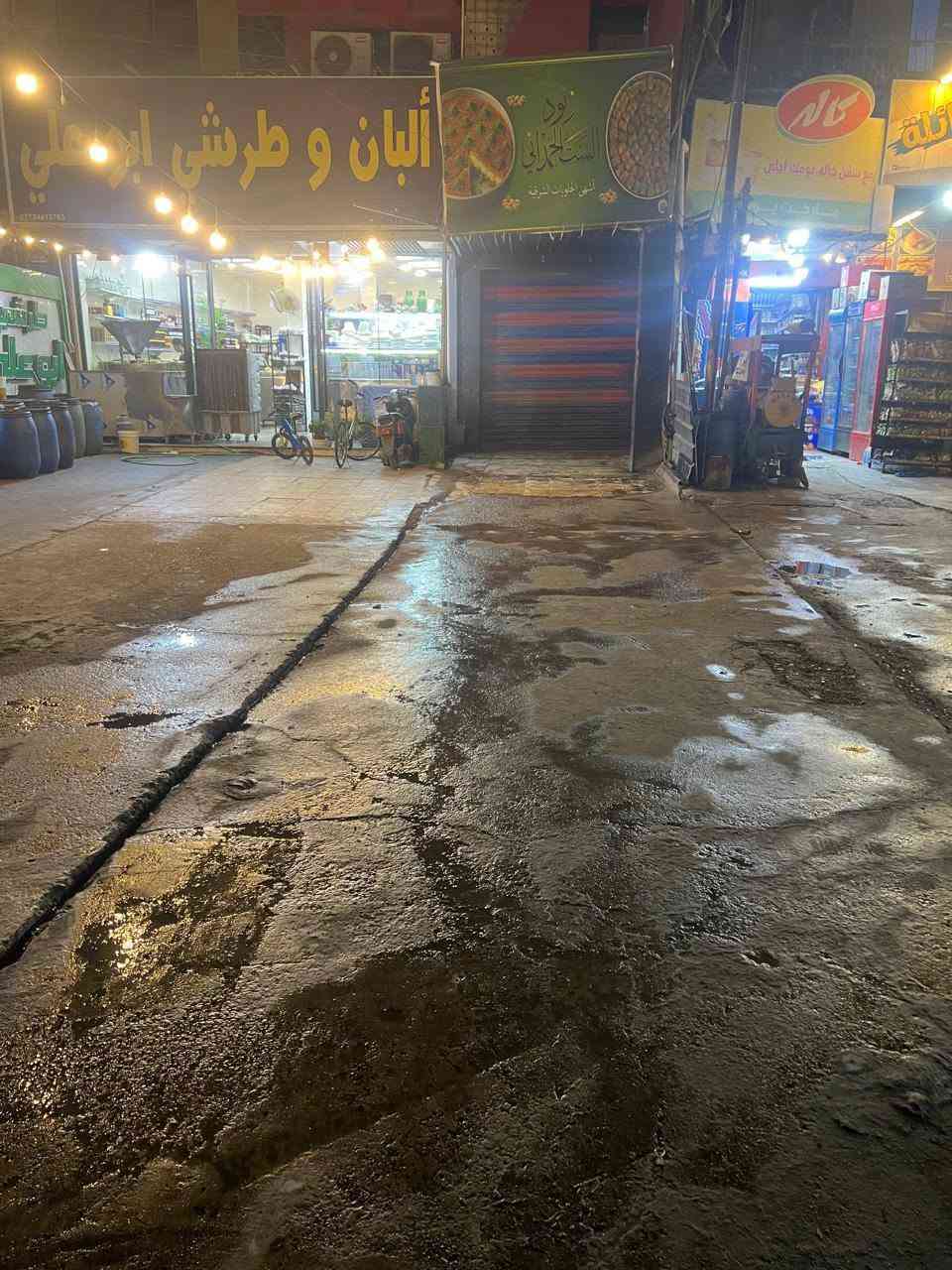 محل تجاري سر قفليه للبيع او لليجار منطقة الحبيبيه مجاور لحوم البركه مقابل حيدر ابو شربت النزال 7 أمتار والعرض 3اله ربع وتشجير 15متر تجاري على شارع سايدين للاتصال ***********
