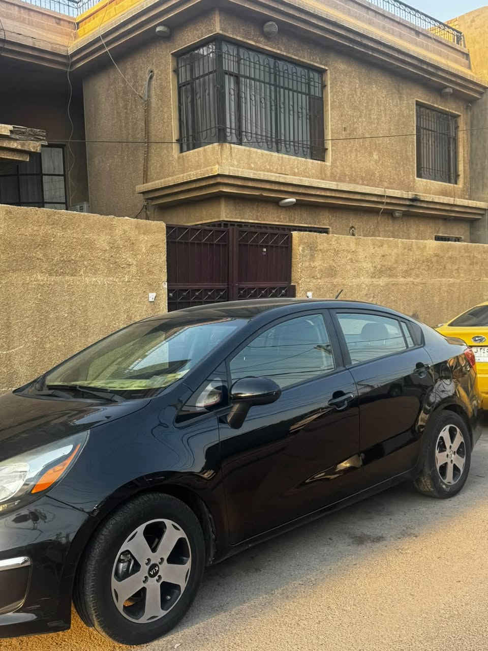 كيا ريو موديل 2017  اللون أسود وارد امريكي محرك 1600 Gdi ماشيه 95 رقم بغداد استعمال شخصي بأسمي رقم بغداد سياره نظيفه  كَير ومحرك بلاد حادث امريكا صبغ قطعتين بنيد وجاملغ فقط وبيها قطع صبغ للجمالية بدون ضربةابيعلك صبغ حزام سياره جاهزه من كلشي متصرف عليها  درهم سعرها 79$ ومجالها بسيط مكاني بغداد حي العدل شارع القادة 
للأستفسار ***********
