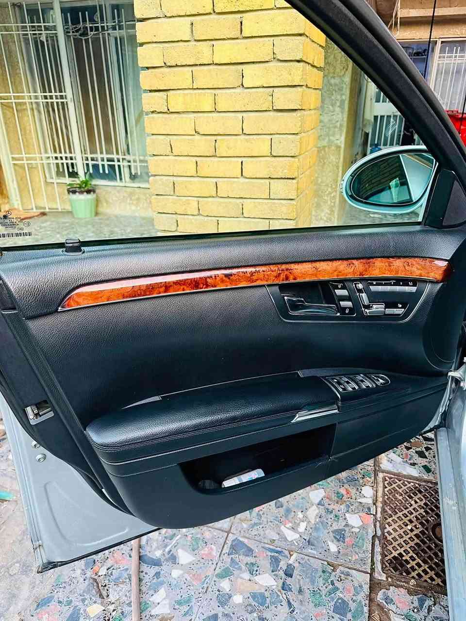 السلام عليكم
مرسيدس w221 2006  رقم سليمانيه الجديد 
السياره وارد يابان s350  بيها ثلاث قطع ونص كلير من اليابان 🇯🇵 
السياره ماشيه 160 كيلو فقط 
بدون اي نقص السياره ابد  صفر مسج 
صندوق شفط
جوبلسات 
لايت ديناميكي متحرك
مري شفط
كشنات تدفئه 
فتحه 
وبيها هواي مواصفات معروفه مواصفات الآس 
مكان السياره بغداد البلديات 
السعر مناسب جداً 145 ورقه 

*********** بغداد, العراق
