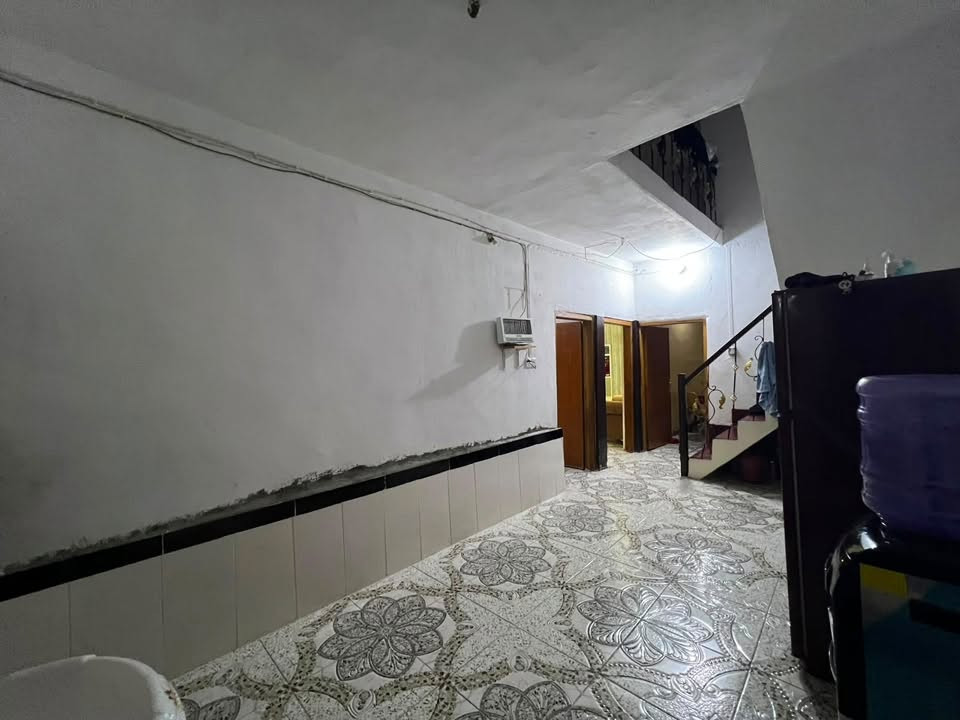 دار للبيع  حواس نهاية نزلة جبار الكهربائي قرب المدرسه المساحه ١٥٠ يتكون من طابقين غرفتين نوم صاله ومطبخ واستقبال وكراج سياره و ٢ حمام داخلي و ١ حمام خارجي و منور خلفي بناء بلوك  حديث البناء للاستفسار اتصل او وتساب
 ***********
