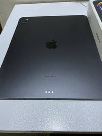 آيباد برو M4 • ١٣ بوصة • ٢٥٦ جيجابايت