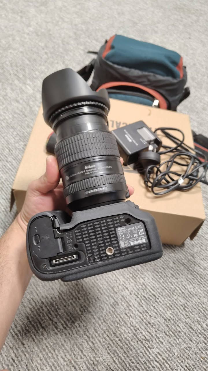 نيكون D7100 • نظيف • اكسسوارات كاملة