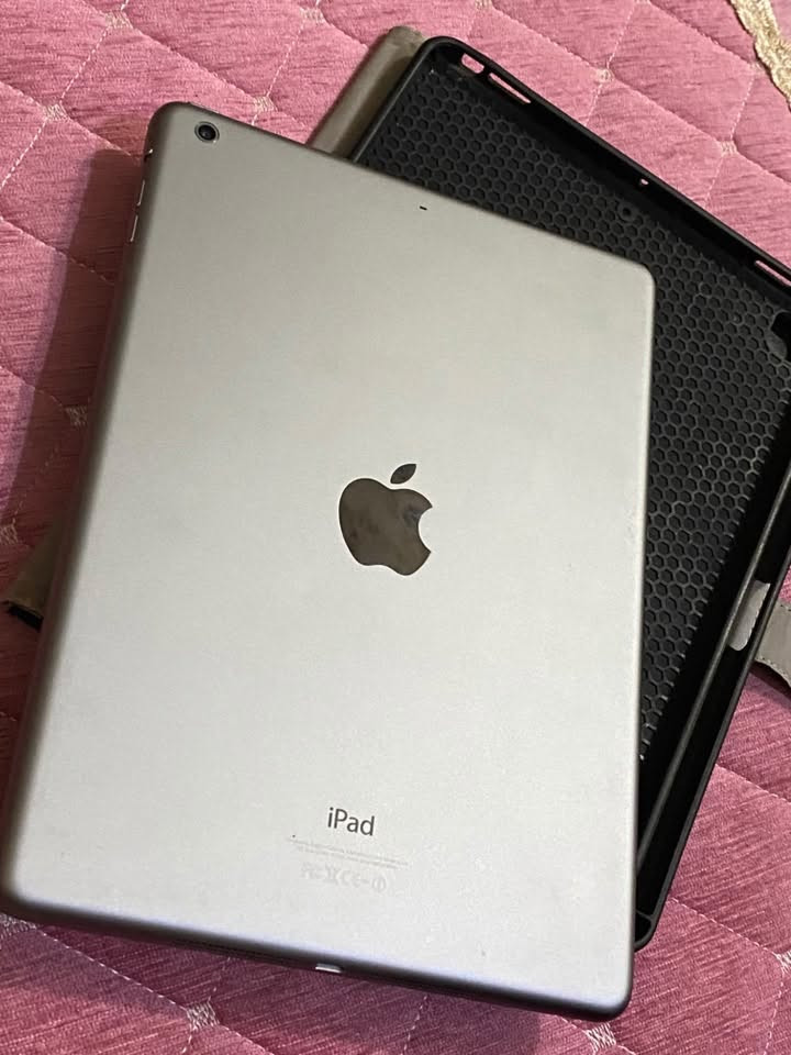 سلام عليكم iPad Air للبيع نضيف جدا زلغ مابي كله شغال اي مشكله مابي  للتواصل ***********
