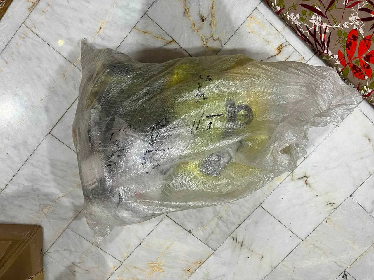 السلام عليكم شليف كامل وكارتونه كامله كلها كفرات اجهزه واكثريتها ايفون من ايفون 6 الى ايفون 16 برو ماكس وكلهن جدد هم بضاعه جديده وياهن شاشات اثنين تفصيخ يعني الي يريد يبدل شاشه هذني شاشات سعرهن هذني كلهن ب70 الف والكفرات بيهن بل 300 كفر هم كلهن هذني بسعر 70 الف ويا الشاشات هم الي يريد يتواصل وياي ع هذا الرقم ***********
