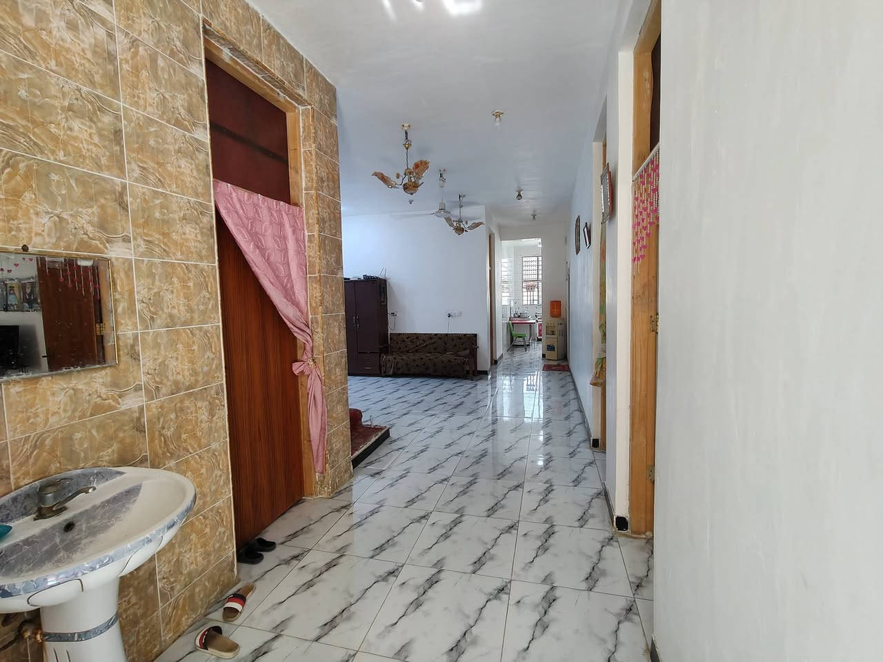 السلام عليكم بيت للبيع واسط حي الحكيم شارع بيت خليفه  يحتوي على ثلاث غرف نوم وصاله واستقبال وصحيات وطرمه وكراج وحديقه المساحه 325 لبناء حديث كافه خدمات من ماء من مجاري بالكهرباء طابو زراعي سنه 25 مرقم من قبل البلديه السعر خاص المراجعه دلاليه سيد حيدر***********
