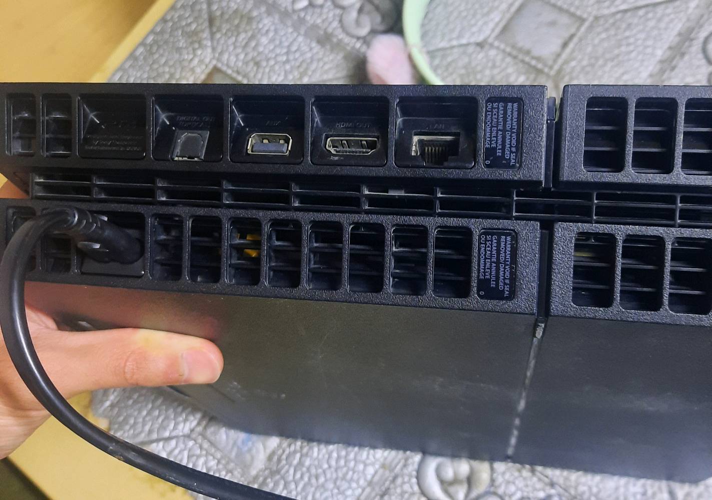 جهاز ps4 للبيع الجهاز نظيف جدا وممفتوح ومابي اي عطل  ( ممهكر ) السعر ٣٠٠ الف للإستفسار خاص