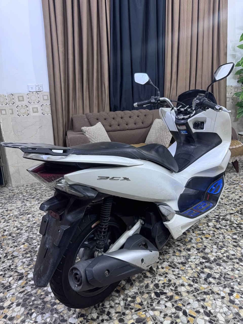 سلام عليكم PCX جيل الثالث ياباني
 نازله من المعرض قبل 4 اشهر 
الدراجه بحاله الوكاله وياها منفيسهة وكتلوكاتهة
ماشيه 28k✅
حساس ازدحام✅
حساس ستان ✅
الدراجه كفاله من التاير للتاير اي نقص مابيه  
وشرط الضمان ✅
السعر 18ونص
مكاني الامين الثانيه شراي اتصل*********** 📞
