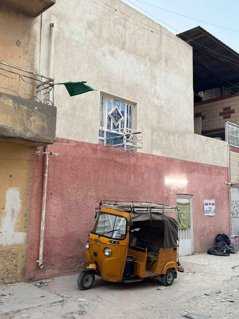 سلام عليكم نصف قطعه مربعه قاطين القاط الاول غرفه واستقبال وملحقات والطابق الثاني غرفتين وملحقات عكاده نضافه فول  العنوان مدينه الصدر قطاع 30 سعر 125 الرقم ***********
