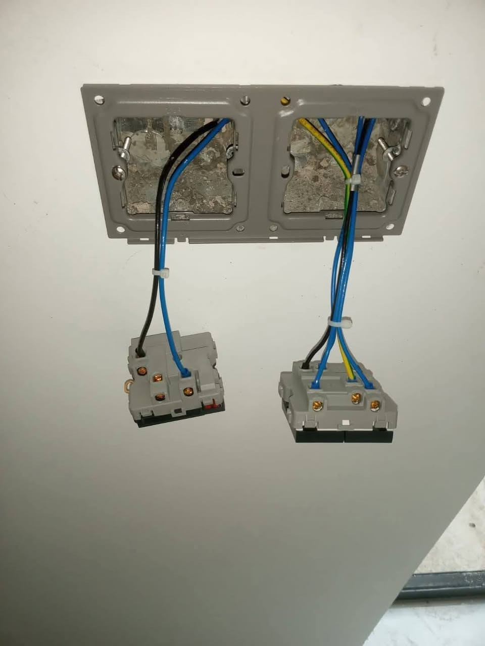 – حسن الكهربائي ⚡
📞 للاتصال والحجز *********** ***********
🔌 خدماتنا: كادر متكامل
تأسيس وصيانة كهرباء المنازل والمحلات. عمارات .
مجمعات سكنية
تصليح عطل كهربائي طارئ.
ترتيب لوحات الكهرباء وضبط الأحمال.
✅عمل درجة ممتازه ودقه عاليه جدا بوقت قياسي 
 ✅ أسعار مناسبة.
✅ أمانة بالعمل وسمعة طيبة.
✅ خدمة داخل [ الحله 📍].
