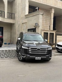 لاندكروزر VX • ٢٠٢٣ • ٣٦٠٠٠ كم