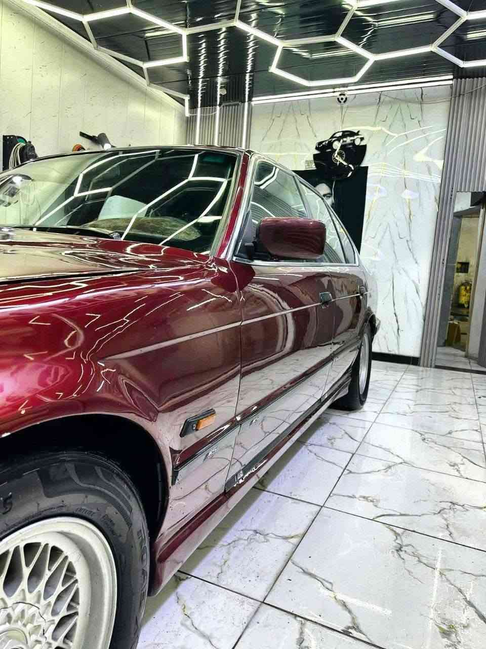 السلام عليكم 
BMW 1990 525 
رقم بغداد مداور ثاني يوم السياره جاهزه من كلشي على اخير حبايه تخم تاير حداديه تبريد باتري جديد غرفته بل كارتون مكينه جديده كير كهربائيات كله جديد ربع مينصرف عليها السياره احلى من الصور بهوايه وبل خير على الي يأخذها مكاني واسط مركز مدينه السعر 62 وبيها مجال شي قليل 
***********
