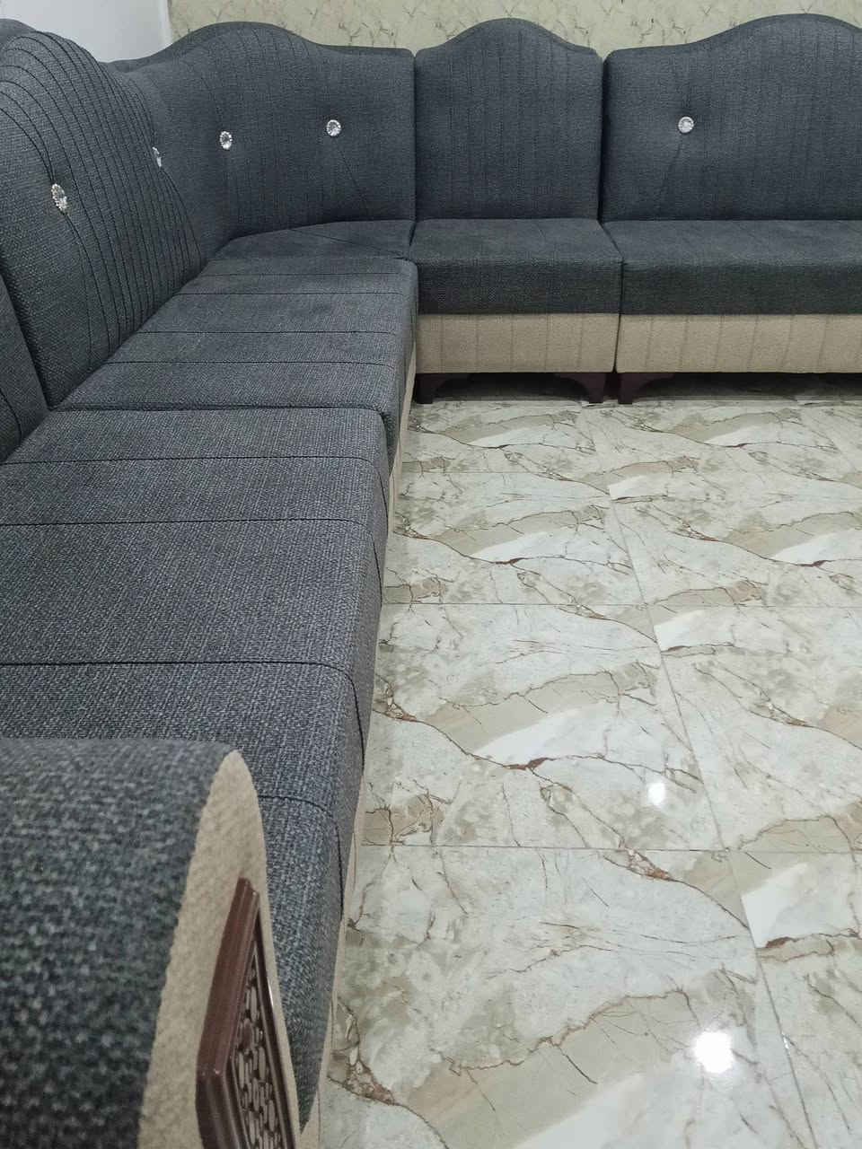 لديوان عشر مقاعد للبيع أخو الجديد يتحمل أوزان ثقيله توصا مو سوكي للبيع السعر 400وبي مجال مكاني العواشه الشارع الاروائي قرب جامع الودود 
***********
