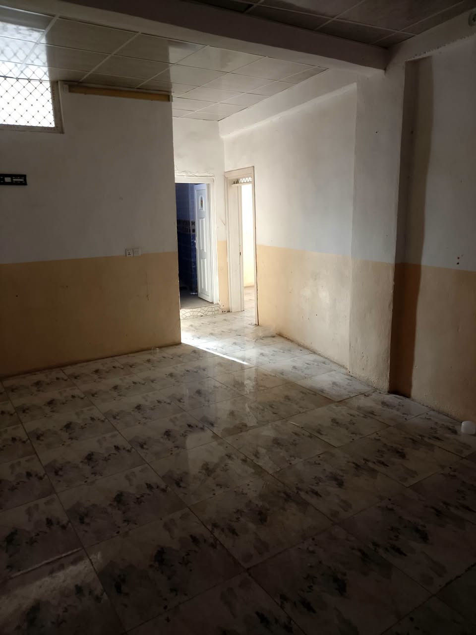 للايجار 275 الف مع المي والكهرباء
شقة طابق اول تتكون من 2 غرف نوم ومطبخ وصاله وبيتونه وصطح الستفسار اكثر اتصل على الرقم يوجد وتساب وتفاصيل اكثر ***********

نص مكتوب في الصور:
- موقع البيت مميز جدا بين شارع خريسان وبين شارع كورنيش ديالى