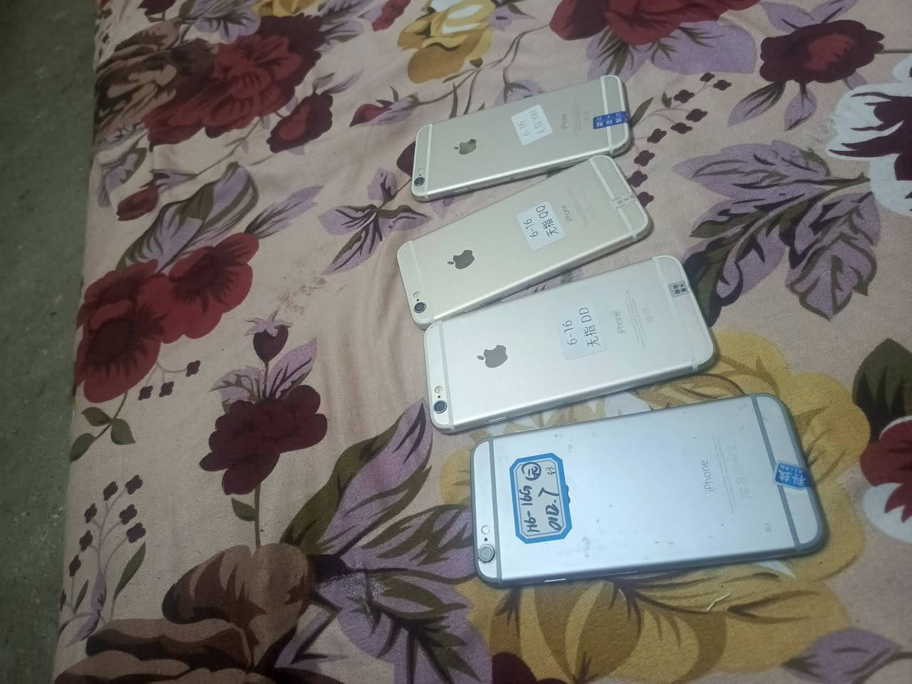 ايفونات 6 عادي بطاريات فوك 90 
شرط كلهم شغالات مابيهم خلل 
سعر الواحد 40 وبيهم مجال 
***********

