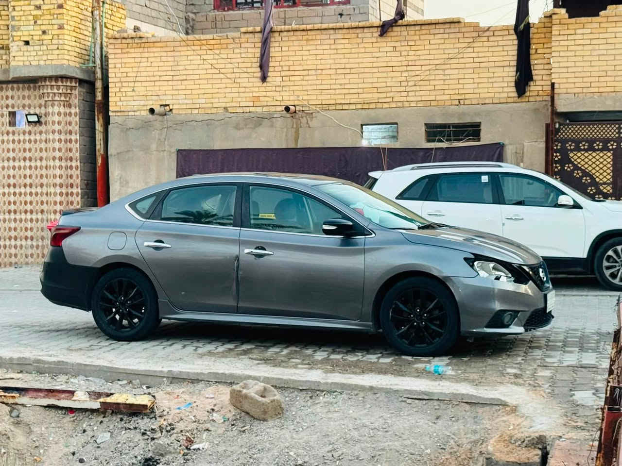 للبيع نيسان سنترا  ٢٠١٨
المواصفات:
✅ موديل 2018
✅ فئة SR Full Option
✅ محرك اقتصادي
✅ تشغيل بصمة + تشغيل زر (Push Start)
✅ كاميرا خلفية
✅ شاشة وكالة
✅ مثبت سرعة
✅ تحكم بالمقود
✅ فتحة سقف
✅ زجاج ومرايا كهربائية
✅ حساسات ونظام مانع انزلاق

ملاحظات:

* يوجد تقشر بسيط في ديكور باب السائق (موضح بالصور).
* ضربه بالباب الخلفي
* السعر قابل للتفاوض بالمعقول بعد المعاينة.

📍الموقع: البصرة / القرنة/ بني منصور 
واتساب موجود ***********
