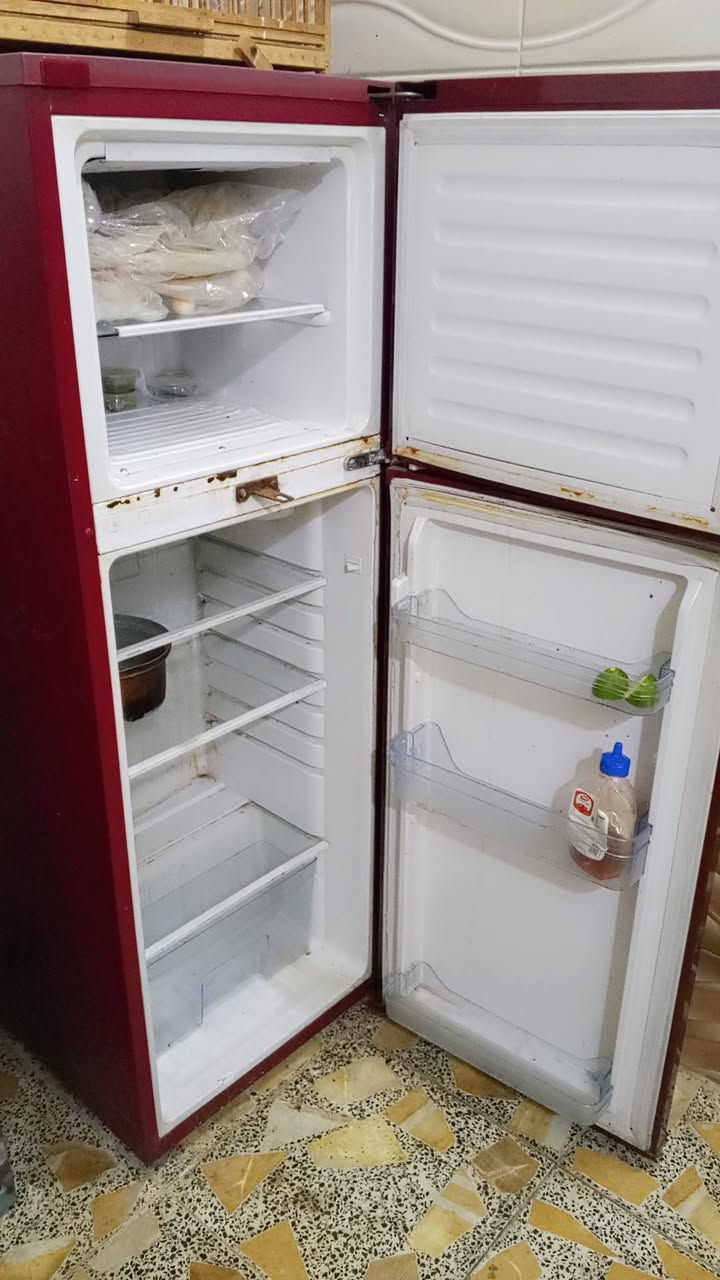 السلام عليكم ثلاجه نضيفه سعره 130بيه مجال ميزان الكتروني امزون  للبيع مكان بغداد الدوره شارع 60اي استفسار هذا رقمي ***********
