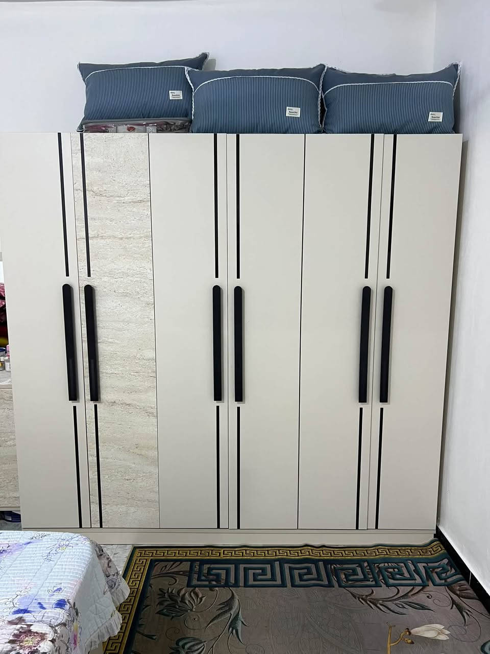 للبيع غرفه 5 قطع كنتور وميز تواليت كومديات عدد 2 وجربايه بدون مندر الغرفه كلش نضيفه وجديده مصارلي هواي من اخذتها سعرها 750 وبيها مجال بسيط 
عنوان بصره ***********
