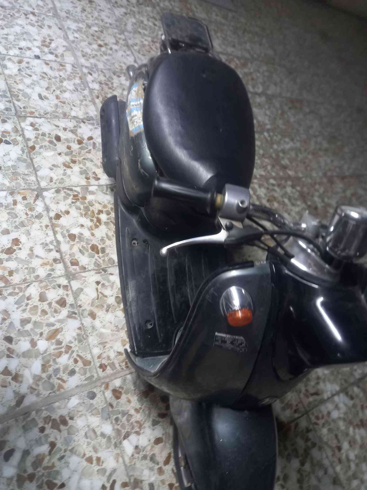 سلام عليكم دراجه كلاسك فحل نكره هندر محرك ناعم تخبل شلعه ومعدل كلش حلوة نقصه فقط باتري أوراقه كامله كهربائيات شغاله لايت هورن اشاير كله شغال سعرهة ١٧٥ وبيه مجال بسيط للشراي مكاني بغداد العبيدي رقمي *********** تفيدك للشغل للدوام للبيت دراجه كلش حلوة تدعيلي عليهة

