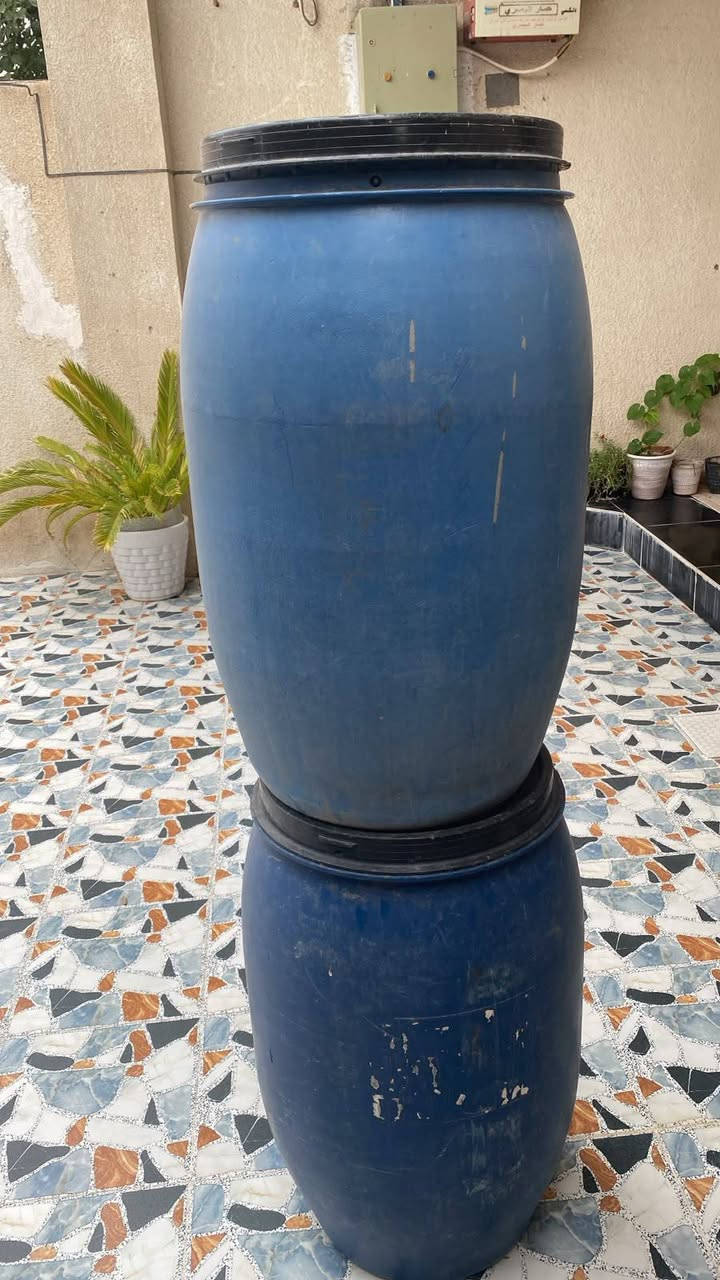 ماكنة تطريز • مراية كبيرة • كرسي حلاقة
