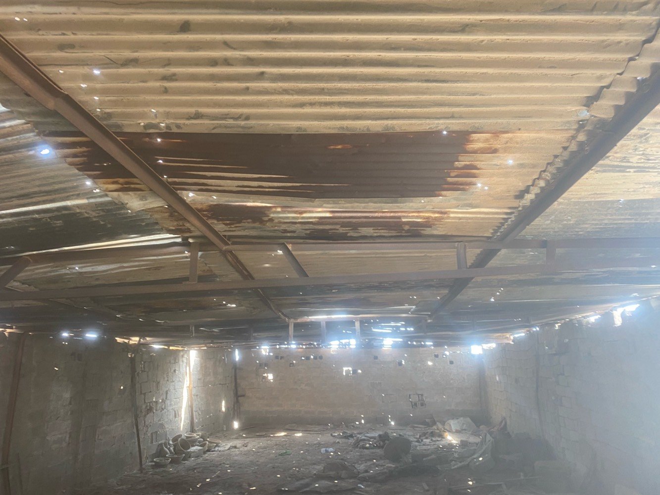 العنوان :النهروان -بغداد 
جملون للبيع شروة واحدة للفك والنقل 
المساحة: الطول ٢٥ متر والعرض ١٠ متر (٢٥٠متر مربع )
المحتويات: جسور حديدية متماسكة+سقف جينكو+ جدران بلوك+ باب حديد رئيسي
الحالة : ممتازة لا عادة الاستخدام 
الشروط: البيع الكامل شروة واحدة التفكيك والنقل على المشتري 
السعر ١٥٠٠.٠٠٠ قابل للتفاوض البسيط
الموقع النهروان - بغداد
للتواصل رقم الهاتف ( ***********)