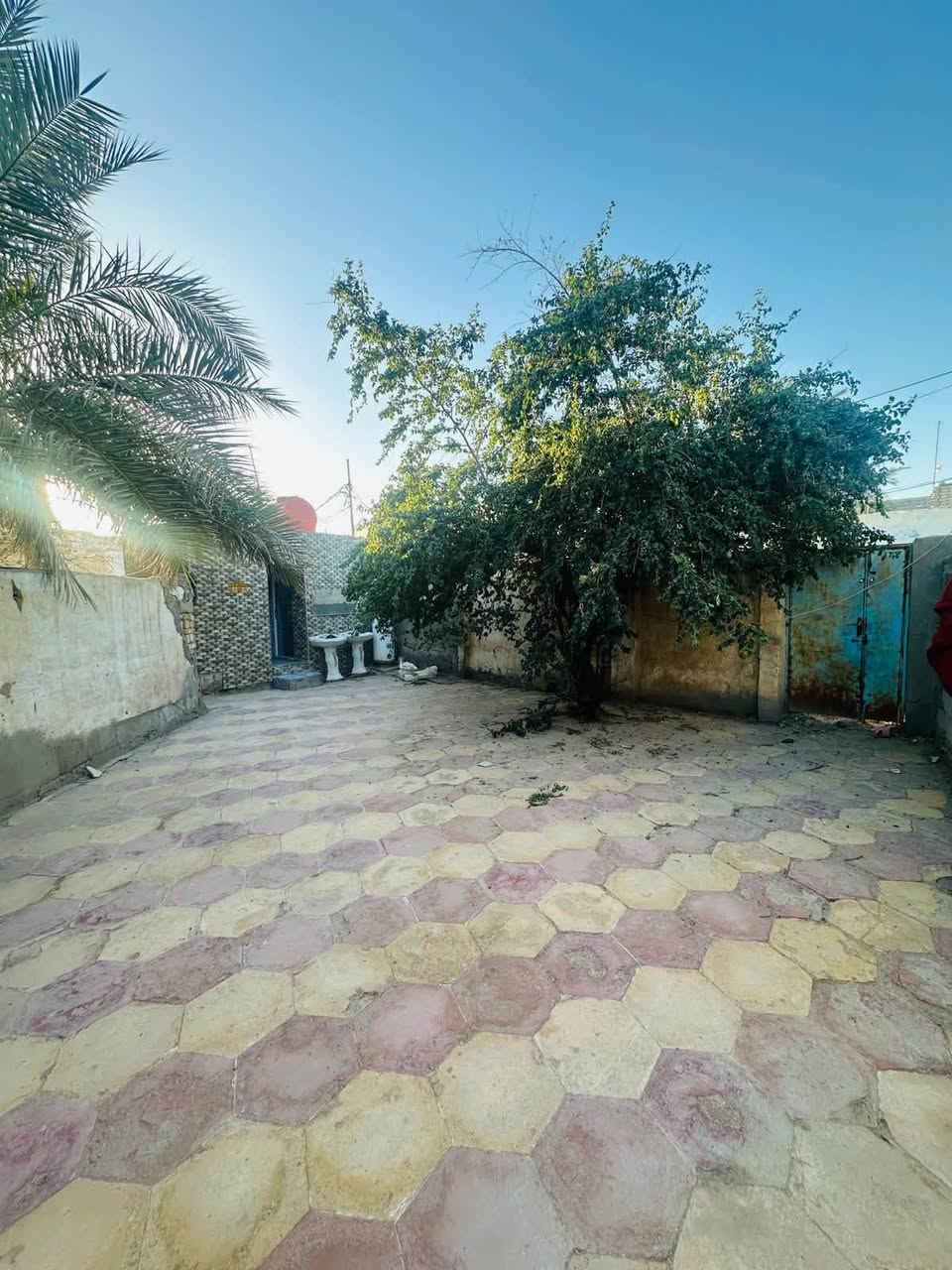 السلام عليكم بيت للبيع ب الرميثه منطقى الجزره البيت مساحه 550  يحتوي على ٣ غرف نوم +صاله 7 امتار + مطبخ 
صحيات داخليه +حديقه وكراج +حديقه مغلقه  +براني. 13متر مع صحيات وطرمه معزوله عن البيت مع مباشره الجهد الخدمي. ب شارع. مي مجاري جاهزه وجاي يشتغلون مقرنص   للاستفسار مراسله او الاتصال ع رقم ***********
