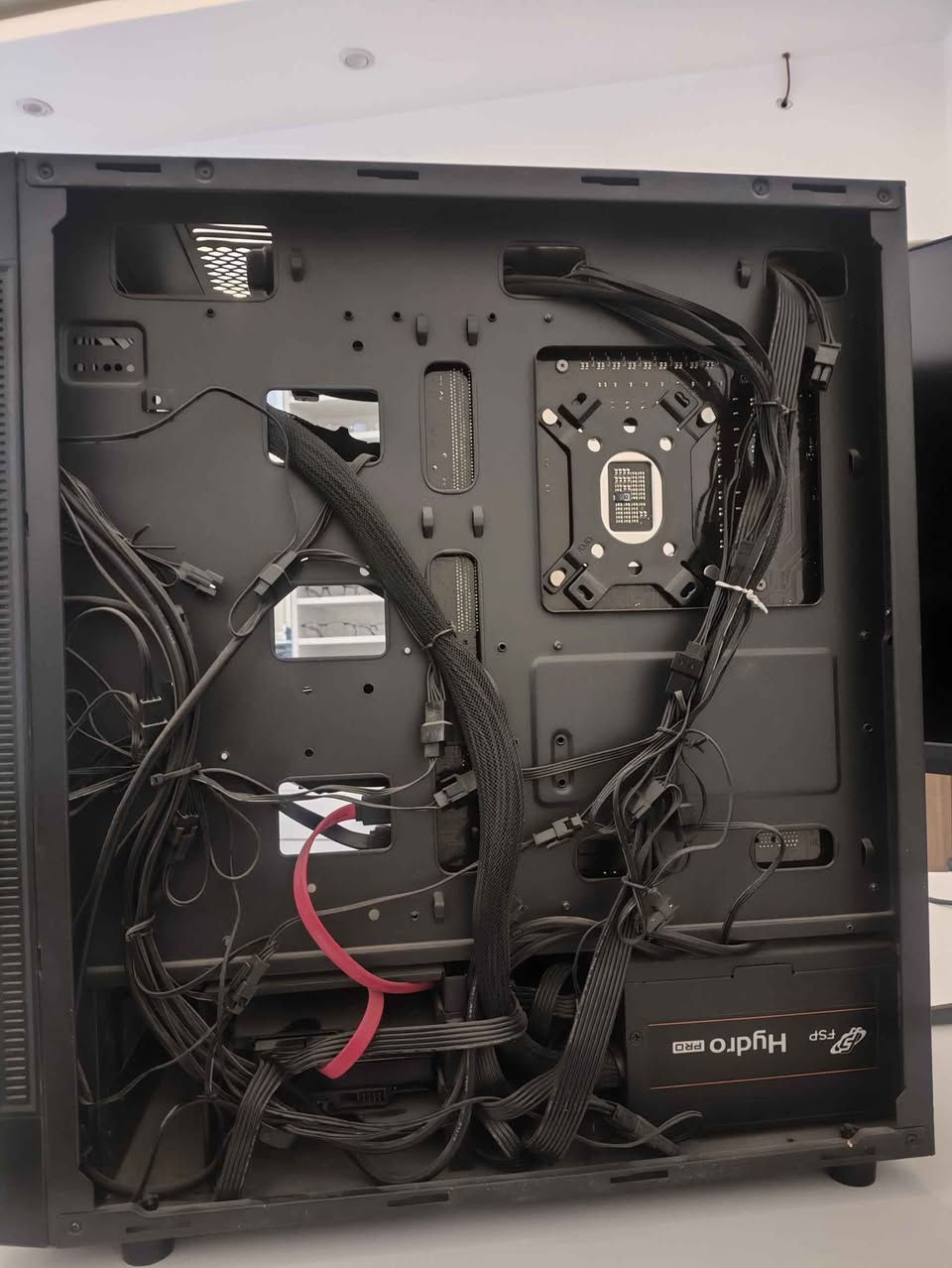 تجميعة للبيع ( كيس + شاشة + ups + headset )
case:
Intel i7-12700 
ALSEYE M240 Plus Liquid Cooler 
gigabyte z690 ud ddr4 
16gb ddr4 
rtx 3080 zotac gaming 
samsung m.2 980 pro 2tb 
ssd 2tb 
Hdd 1tb 
fsp hydro pro 800w bronze

monitor: aorus cv27q
27inch 2k/165hz
بيها اثر مال جكارة موضح بالصورة صغير بس ممأثر ع البكسلات عادي يشتغلن

ups: 2000 zeus offline

headset: HyperX Cloud II Wireless 

السعر 2 مليون كاملة
مكاني بغداد
*********** بغداد, العراق
