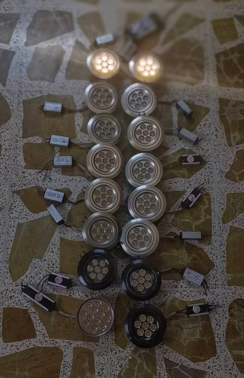 السلام عليكم للبيع هذوله السبورتلايتات العدد 16 قطعه سعر القطعه على الفين يعني كلهم ب 32الف والله بلاش الجديد سعرو 10الاف واني ابيع القطعه على الفين واذا واحد ياخذهم كلهم يدلل وأوجبو مكاني موصل رقم هاتف *********** شرط كلهم شغالين وحالتهم جدا نظيفه
