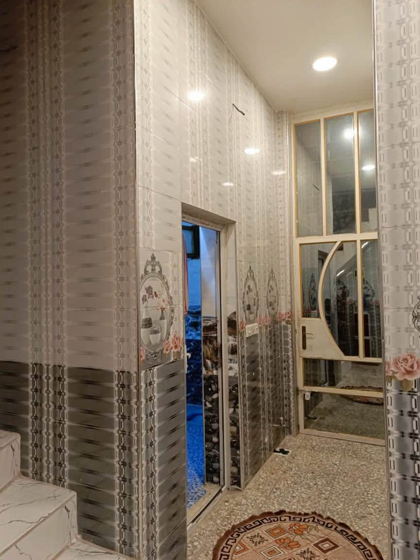 دار للبيع في بغداد - الشعب (حي البساتين)🏘️
يعلن مكتب المصطفى للعقار عن توفر دار للبيع
 المساحة: 91 متر مربع (الواجهة 7م × النزال 13م)
 الموقع: بغداد - الشعب / حي البساتين
 السند: طابو زراعي سند 25
 التصميم: 3 طوابق مع مدخلين للدار
تفاصيل الطوابق:
 الطابق الأول: استقبال، صالة كبيرة، مطبخ، غرفة نوم، صحيات، ومنور.
 الطابق الثاني: غرفتين نوم (واحدة سويت، والثانية كبيرة ).
 الطابق الثالث: غرفة نوم كبيرة

حالة الدار: نظيف وجاهز للسكن.
لمعرفة السعر اكتب تم بالتعليقات !

📞 للإستفسار أو لمعرفة السعر:
يرجى الاتصال على الرقم: *********** أو زيارة مكتب المصطفى للعقار. حي البساتين شارع الضباط
