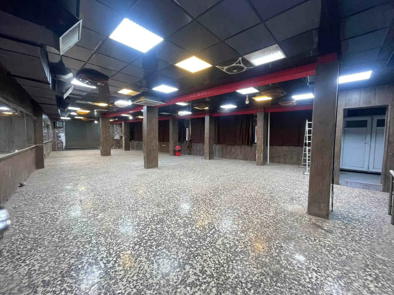 قاعتين للاجار مساحه كل قاعه 200 متر طابقين تكون مطله على الشارع العام العنوان الطالبيه شارع البيضاء للتواصل والاستفسار:
***********
***********
