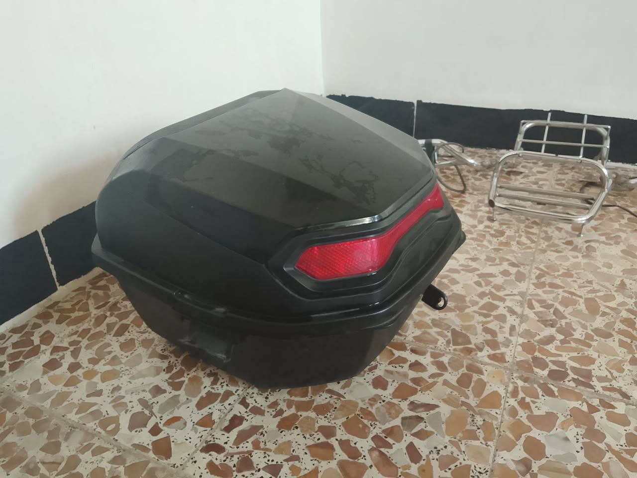 للبيع 
صندوق جديد ما مستخدم شي قليل جدا 30
درع كامل جديد 30
خوذة 10 
خوذة 5
دبل هورن ب 5 
ابيع شلع ***********
