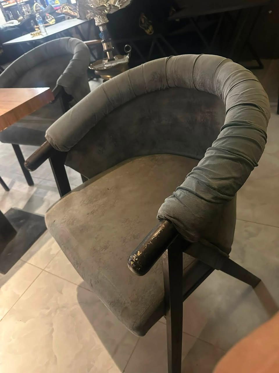 مكينه اسبريسو ايطالي دبل 
جهاز وافل
دكت مبردة 
بوجر
كراسي عدد 15
طباخ 

***********
بغداد
