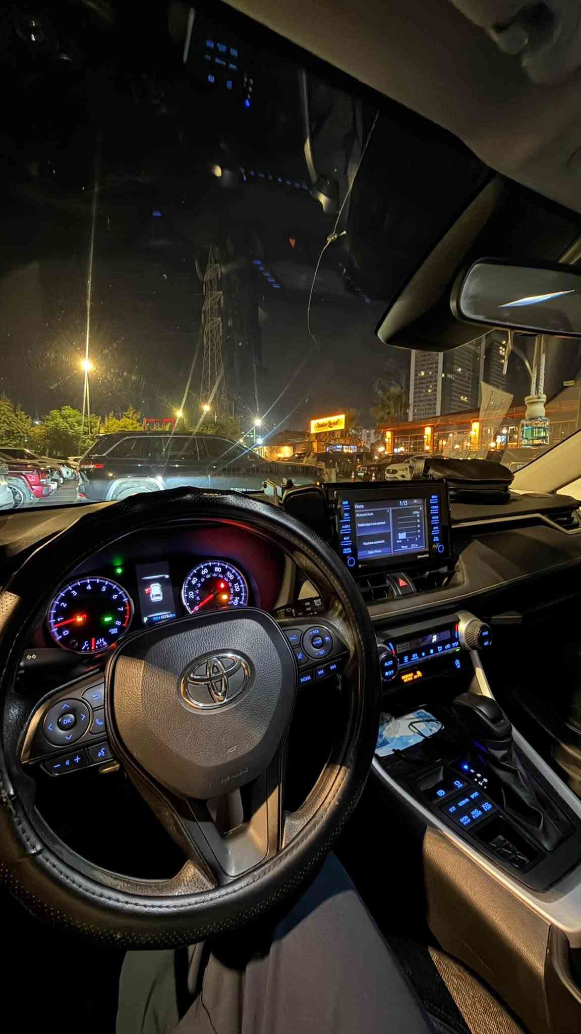Toyota Rav 4 2022 بانزين
🎖️ وارد امريكي مواصفات XLE :
بصمة رادار دخول ذكي
بريك بصمة
دفع رباعي AWD
رادار امامي خلفي
ابل كاربلاي + اندرويد اوتو
قطعتين تبريد كير 8 نمر
محرك 2500
والخ مواصفات ال XLE عدا الفتحة
🏎️ الممشى : 100 الف كم ( قابل للزيادة ) 
بدون صبغ بدون ايرباگ صور الحادث مُرفقة 
وهذا رقم الشاصي : 2T3P1RFV0NC285094
ملاحظة : بيها رصعات بالباب الخلفي سكن 
موضحة بالفديو .
مرقم اربيل الجديد 
سنوية باسمي تحويل مباشر ثاني يوم
💸 السعر : 21,500$ يعني 215 ورقة وبيها مجال 
📍 مكان السيارة : موصل ، اربيل 
📞 للأستفسار : ***********

