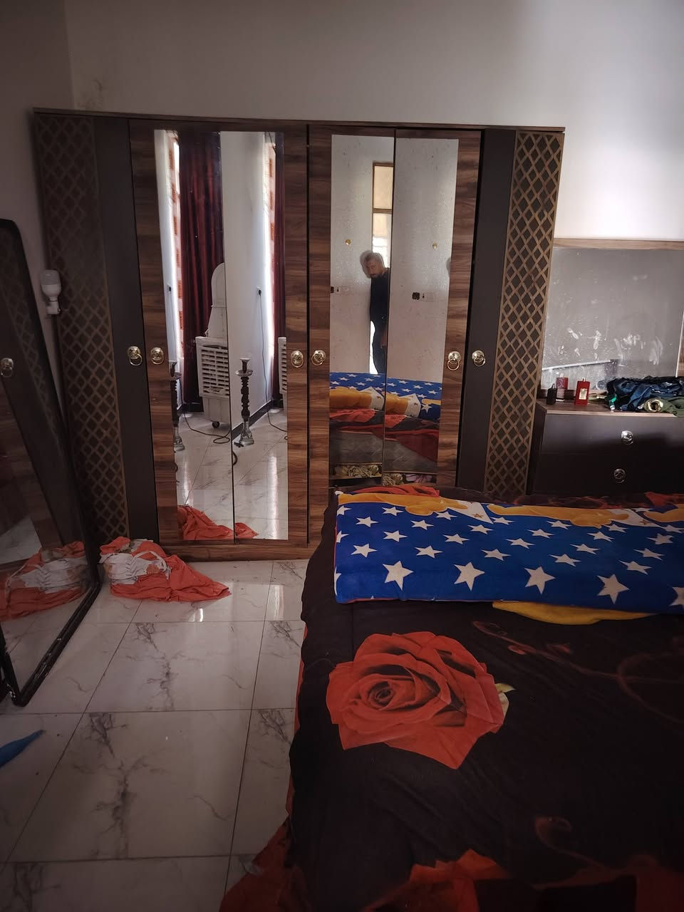 سلام عليكم غرفه تركيه ب300  الف + ثلاجه صغيره ب150 +كنفيره ب150+ كوتنر قطعتين  + سنك ب150
مكاني بغداد الشعله
***********
