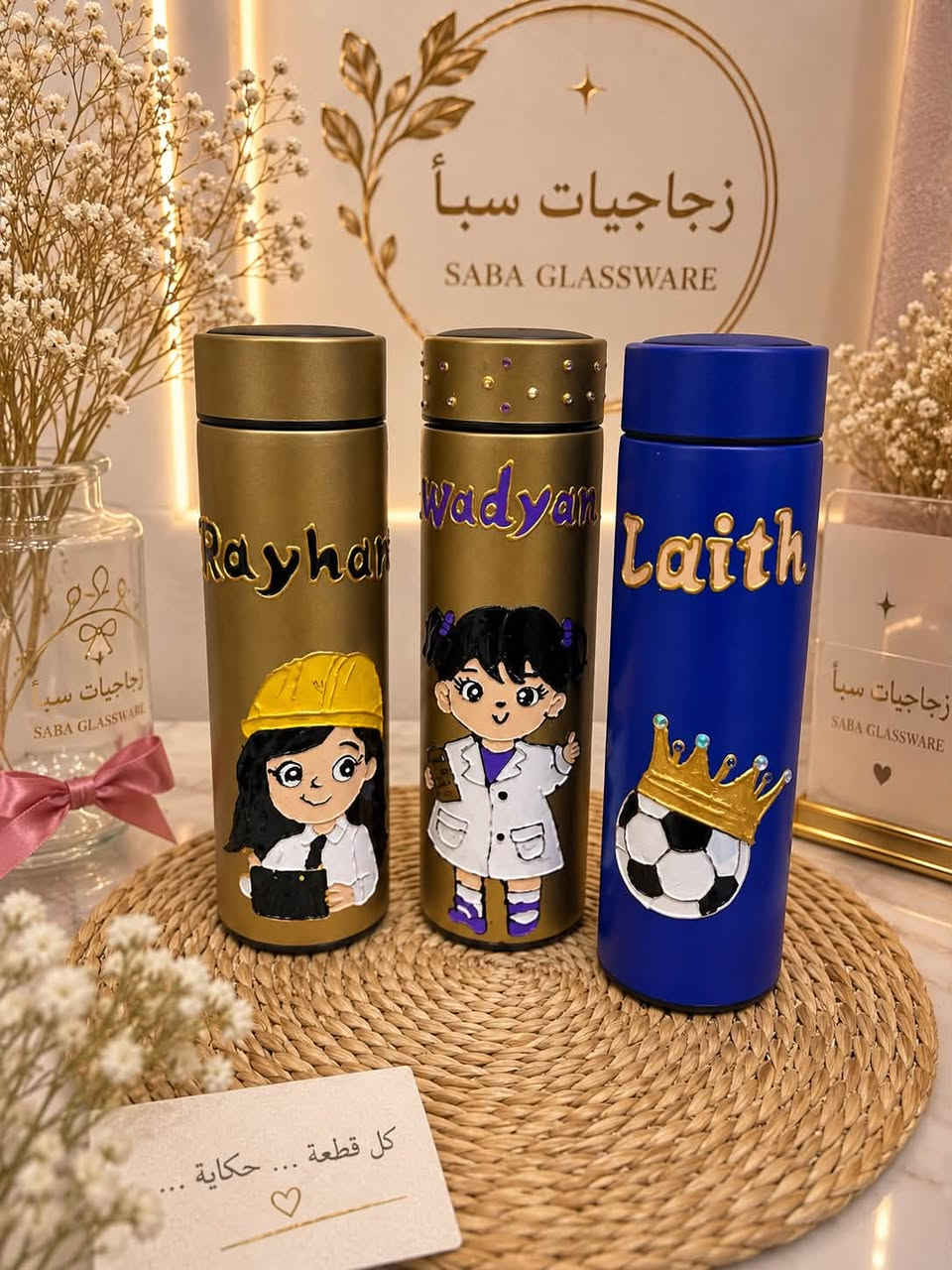مطاريات مدارس حسب الاسم 
سعر المطاريه ب 7 
عنواني كرغوليه و عندي توصيل لخارج المنطقه ولكل العراق 
هذا شغلي❤️🦋
هذا رقمي حجز واتساب ***********

نص مكتوب في الصور:
- سعرها 8 آلاف فقط
- تفاصيل صغيرة .. تصنع فرقاً كبيراً.